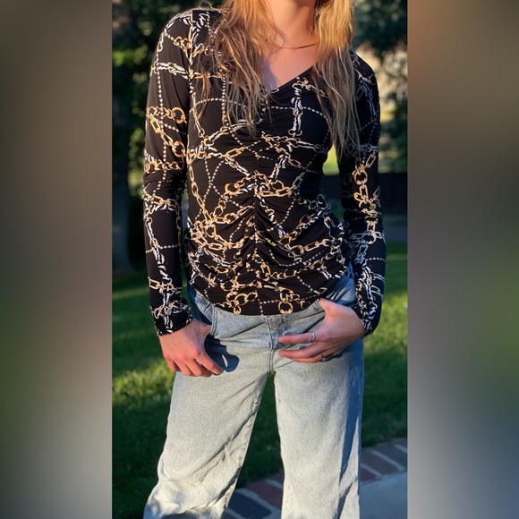 Venus black long sleeve with chain design. - Picture 3 of 5